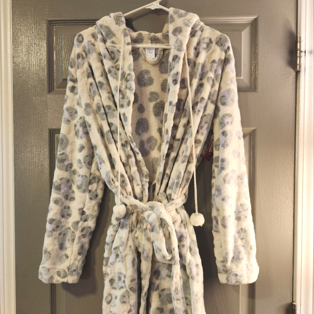 Sleep Chic Plush Robe / Grey and White Leopard Print / Size Women's Medium